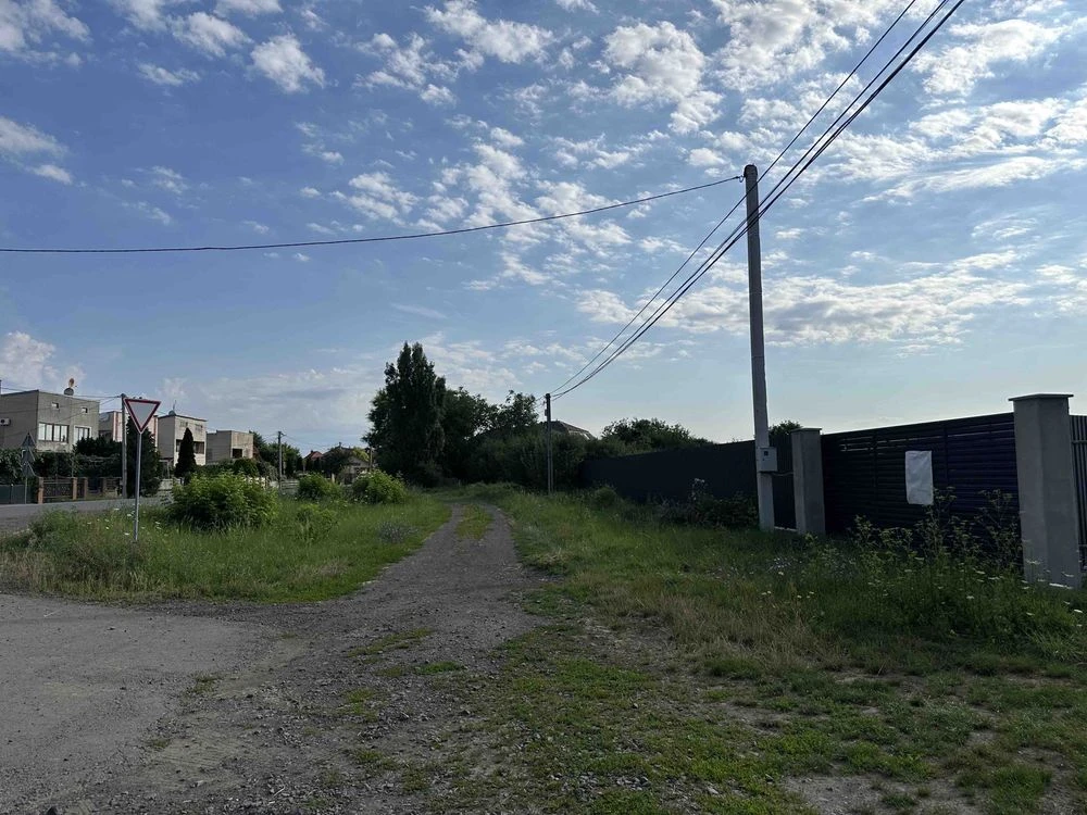 Холмок комерцвйного призначення ділянка при дорозі