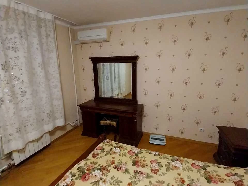 Квартира. Київ, Драгоманова вул.