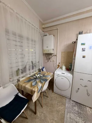 Продається квартира з ремонтом та власною дворіковою зоною в новому будинку на