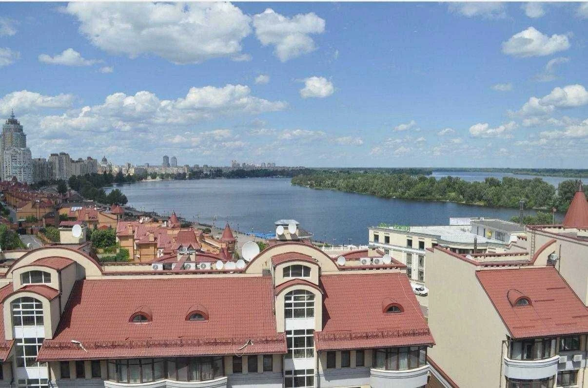 Продаж 4-кімнатної квартири в ЖК "Оазис" на проспекті Володими