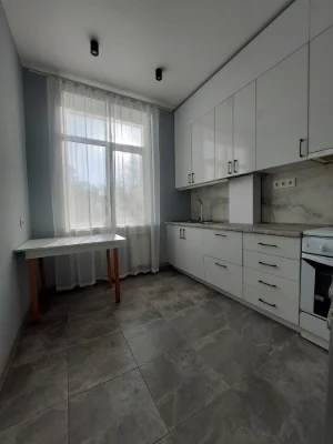 Продам 4к квартиру на Студентському бульварі