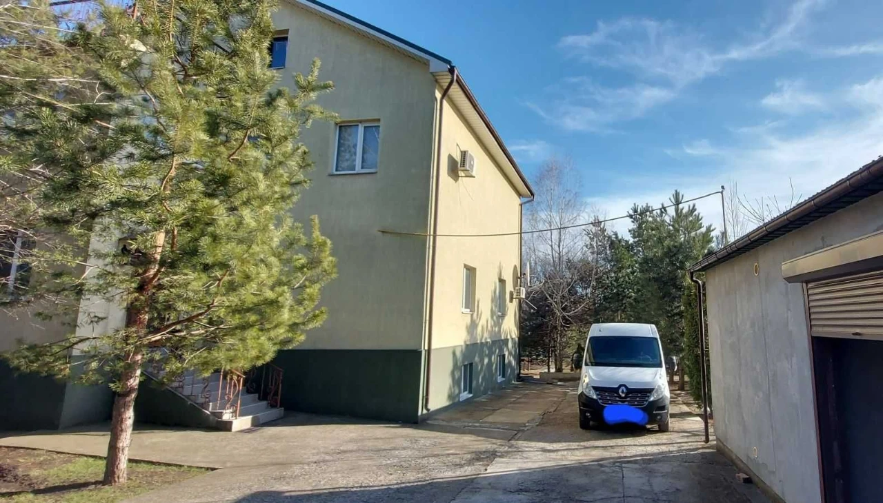 В одном доме три квартиры! 360 м² + 20 соток + 3 гаража Крас