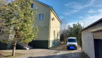 В одном доме три квартиры! 360 м² + 20 соток + 3 гаража Крас