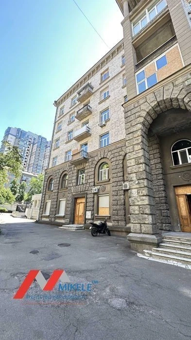 For sale 1 room 42 m2 No % Bankova 3 m. Maidan Nezalezhnosti m. Khreshchatyk