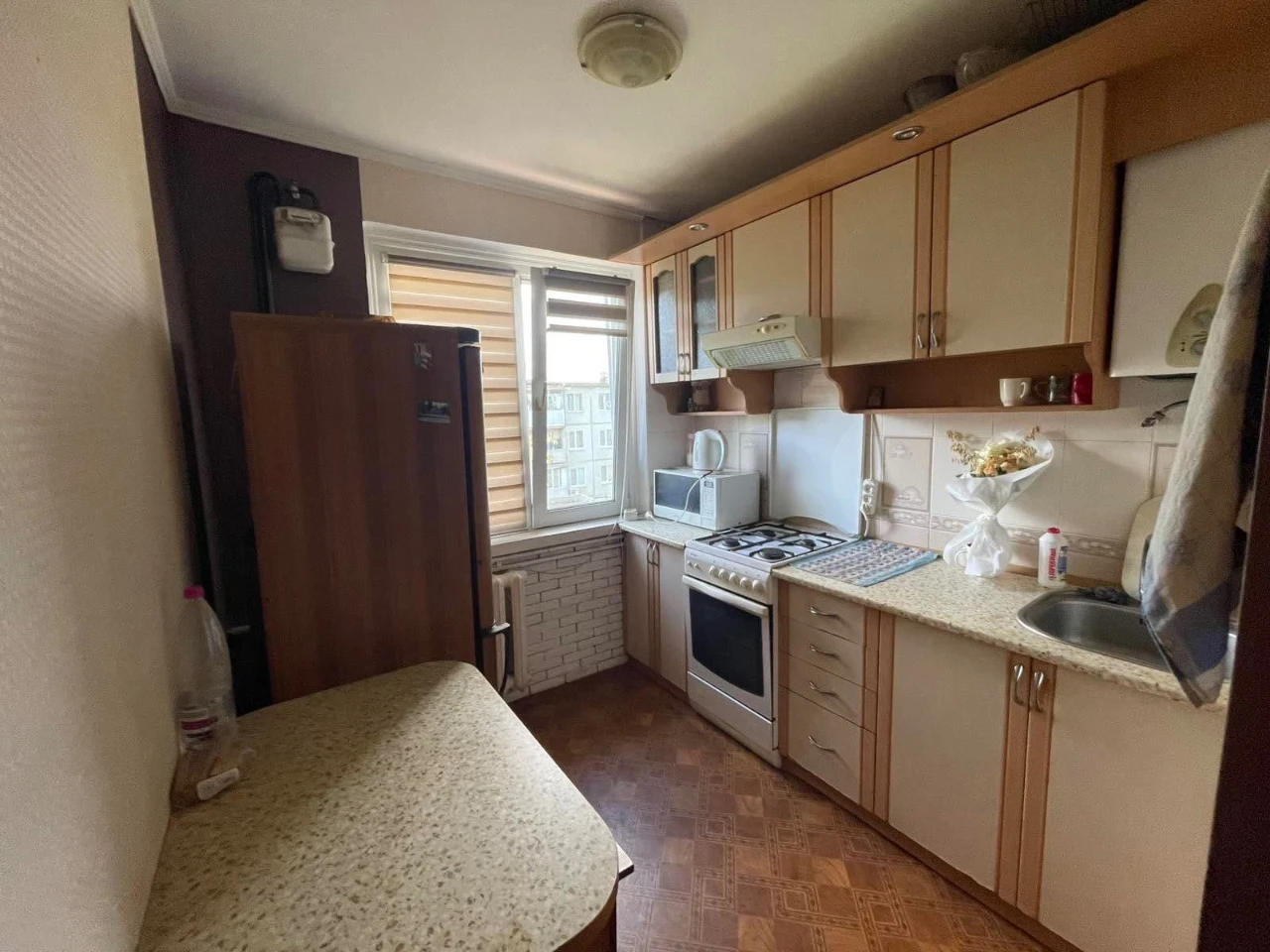Продаю 2 кім в центрі Хлібна