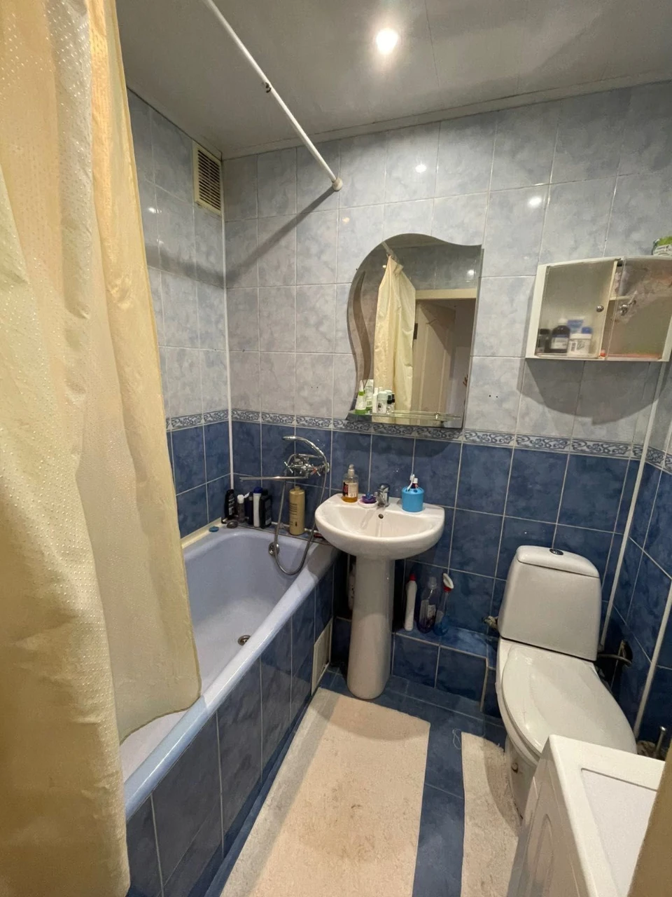 Продаю 2 кім в центрі Хлібна