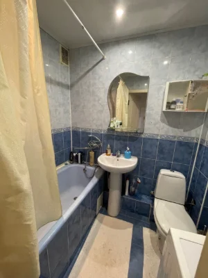 Продаю 2 кім в центрі Хлібна