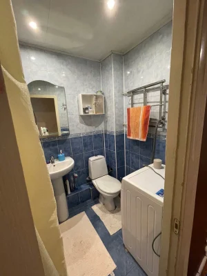 Продаю 2 кім в центрі Хлібна