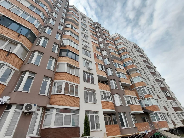Продаж 2к квартири 64 кв. м на вулиці Тролейбусна