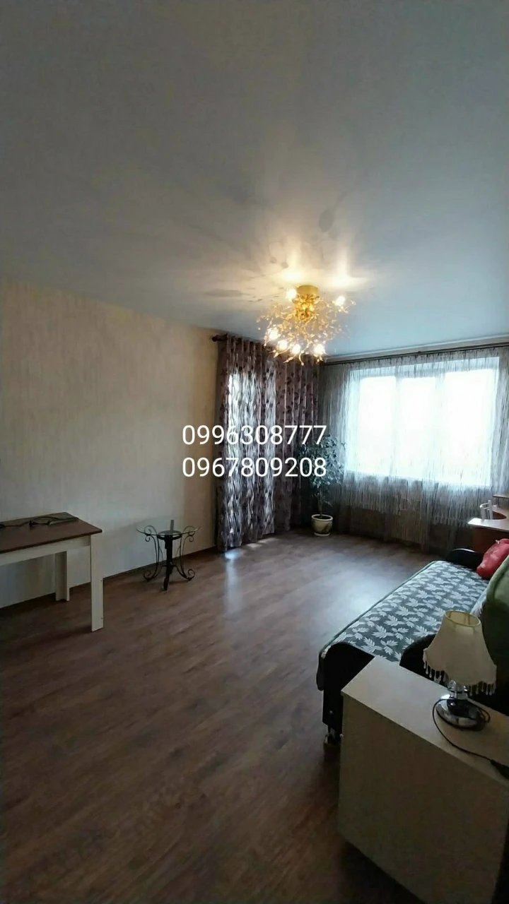 Продаю хорошую  2 комнатную квартиру , метро "Победа " 3 мин