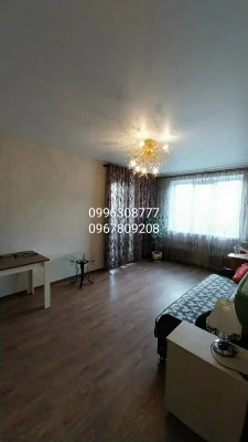 Продаю хорошую  2 комнатную квартиру , метро "Победа " 3 мин