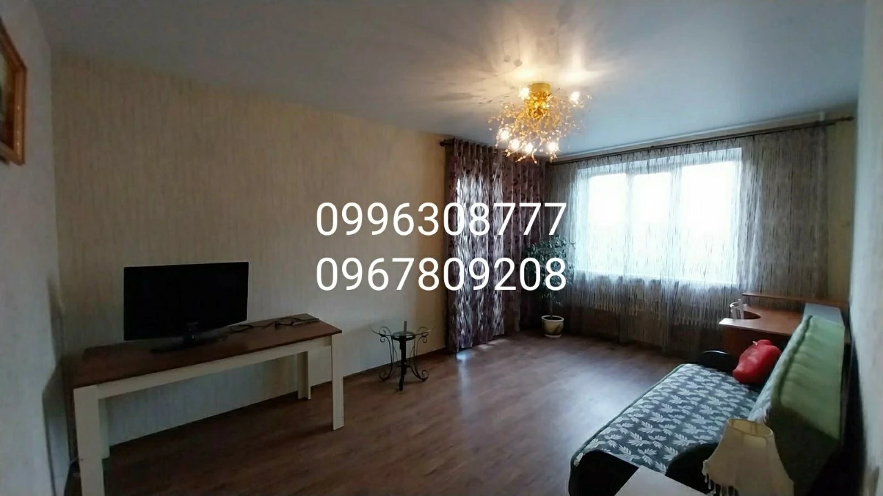 Продаю хорошую  2 комнатную квартиру , метро "Победа " 3 мин