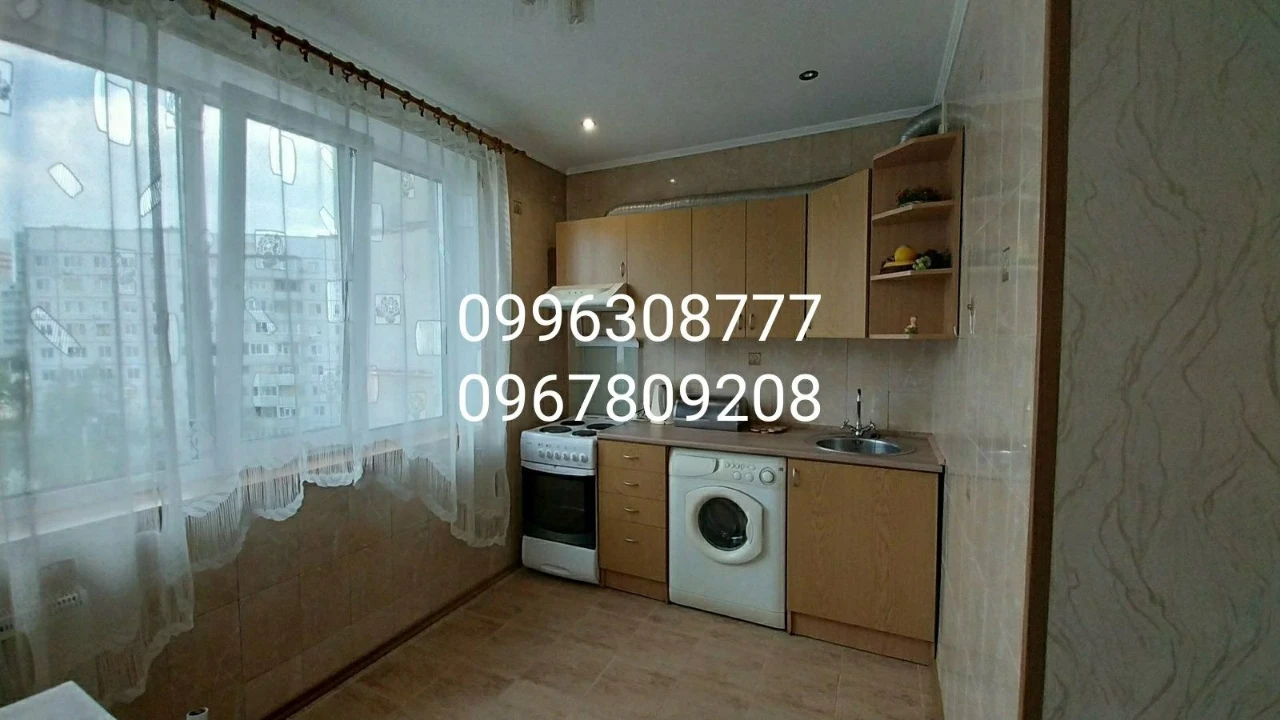 Продаю хорошую  2 комнатную квартиру , метро "Победа " 3 мин