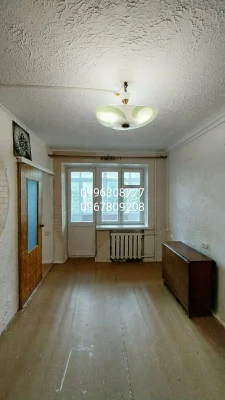 Продам  2  комнатную квартиру  с балконом, свой санузел, ван