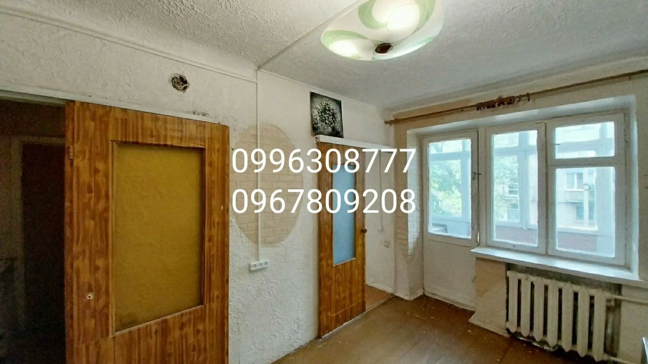 Продам  2  комнатную квартиру  с балконом, свой санузел, ван