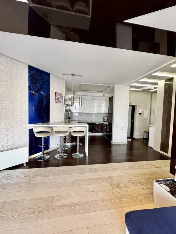 Three-bedroom apartment for sale in the Ultra metro Bot. Garden residential complex.