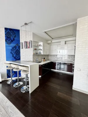 Three-bedroom apartment for sale in the Ultra metro Bot. Garden residential complex.