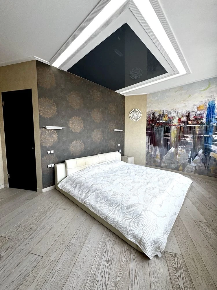 Three-bedroom apartment for sale in the Ultra metro Bot. Garden residential complex.