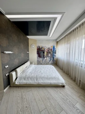 Three-bedroom apartment for sale in the Ultra metro Bot. Garden residential complex.