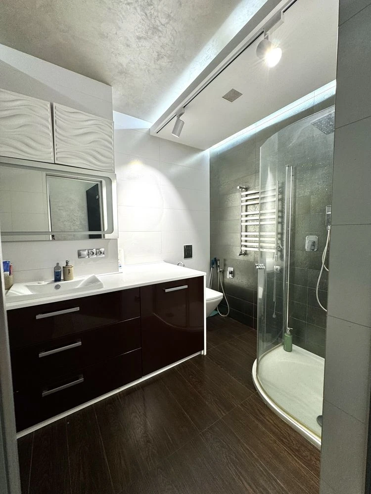 Three-bedroom apartment for sale in the Ultra metro Bot. Garden residential complex.