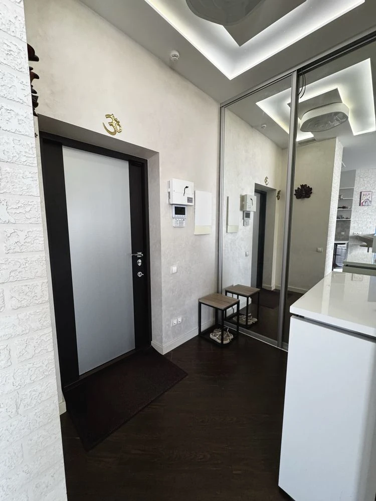 Three-bedroom apartment for sale in the Ultra metro Bot. Garden residential complex.