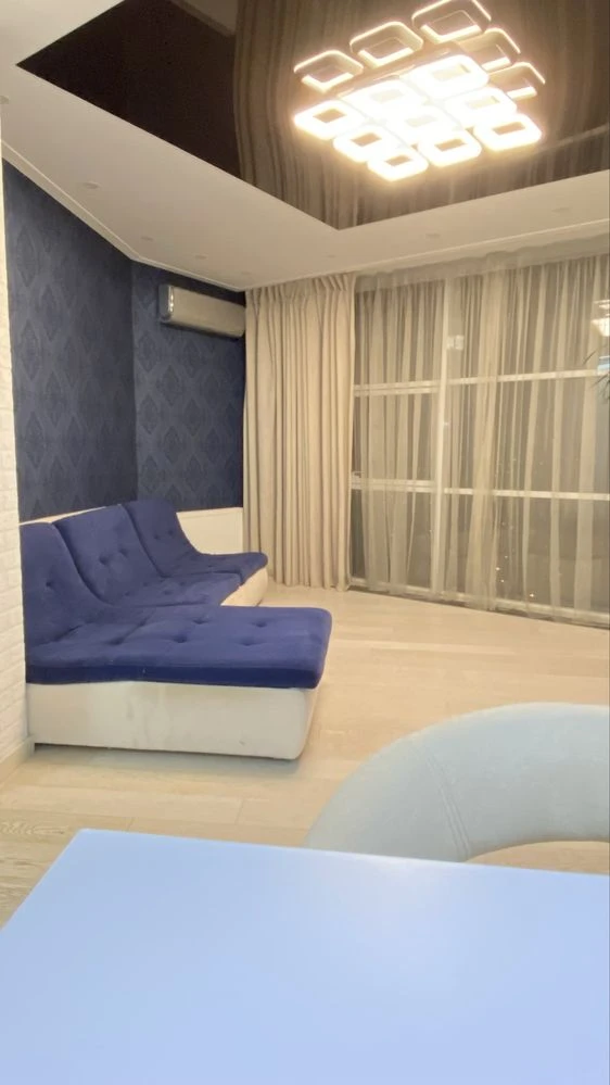 Three-bedroom apartment for sale in the Ultra metro Bot. Garden residential complex.