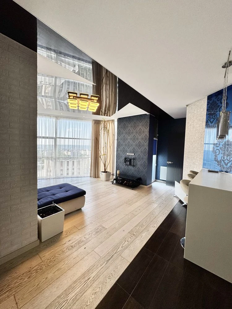 Three-bedroom apartment for sale in the Ultra metro Bot. Garden residential complex.
