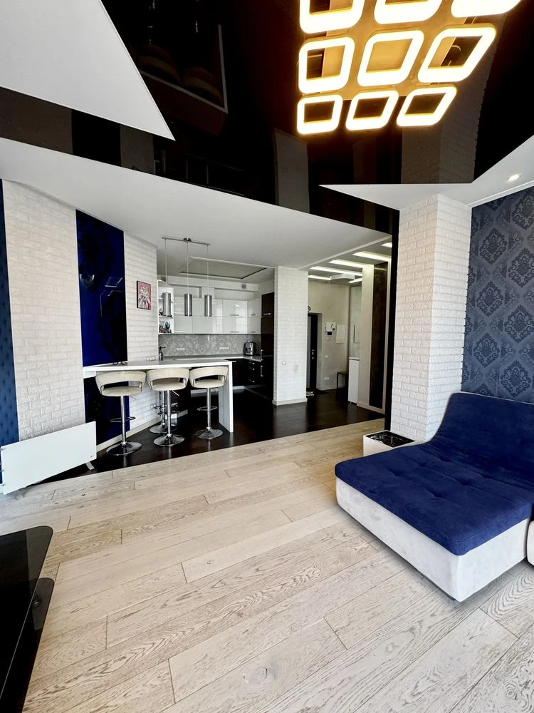 Three-bedroom apartment for sale in the Ultra metro Bot. Garden residential complex.