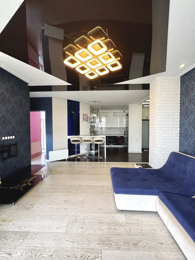 Three-bedroom apartment for sale in the Ultra metro Bot. Garden residential complex.