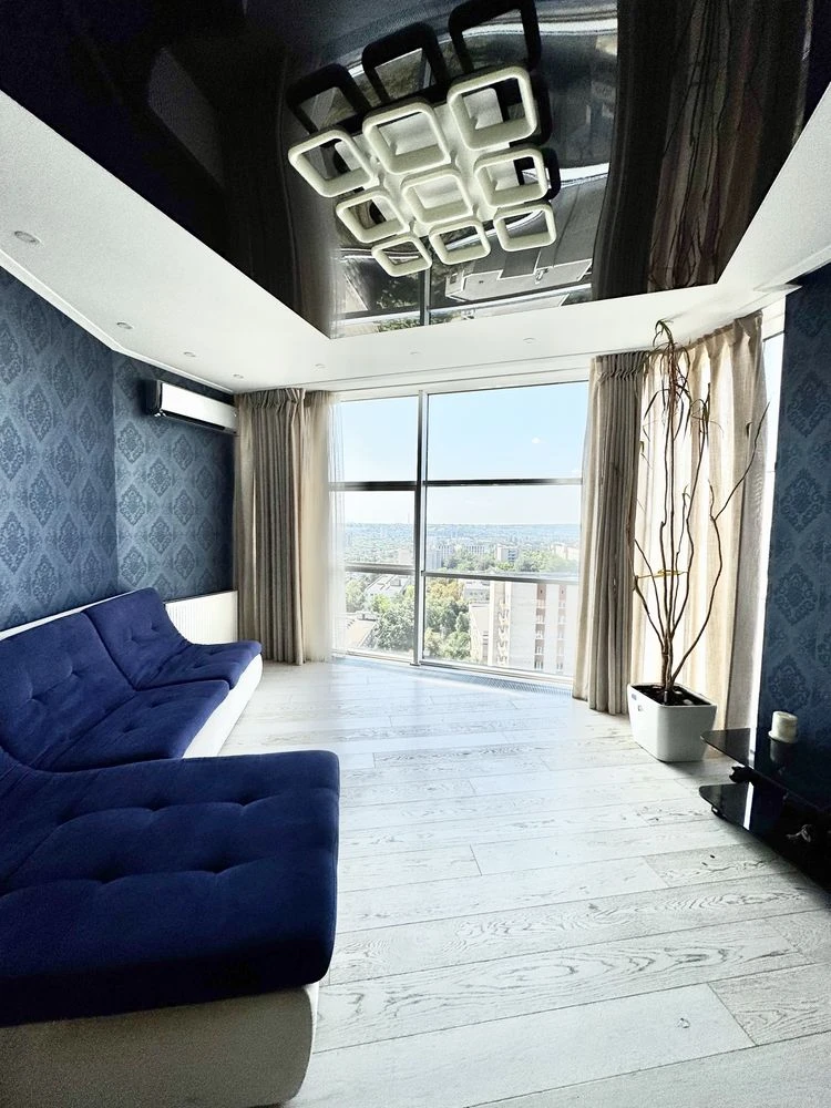 Three-bedroom apartment for sale in the Ultra metro Bot. Garden residential complex.