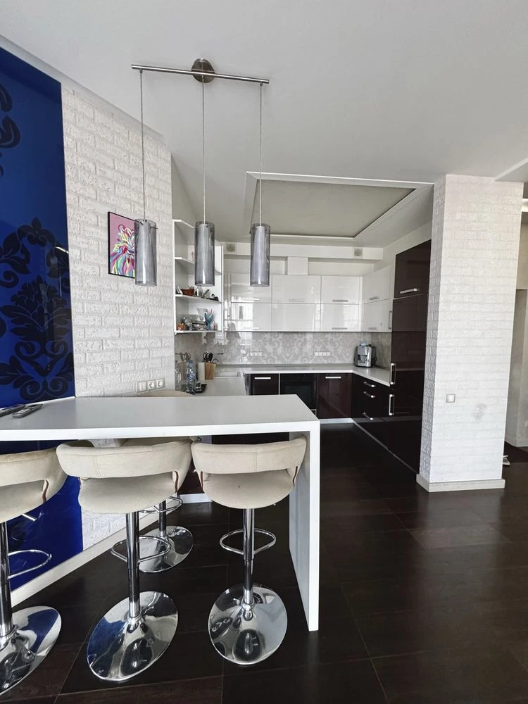 Three-bedroom apartment for sale in the Ultra metro Bot. Garden residential complex.