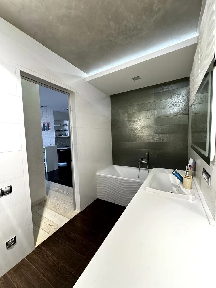 Three-bedroom apartment for sale in the Ultra metro Bot. Garden residential complex.