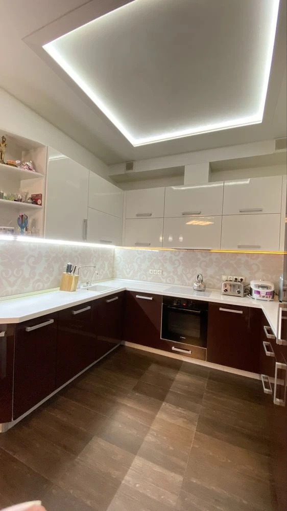 Three-bedroom apartment for sale in the Ultra metro Bot. Garden residential complex.