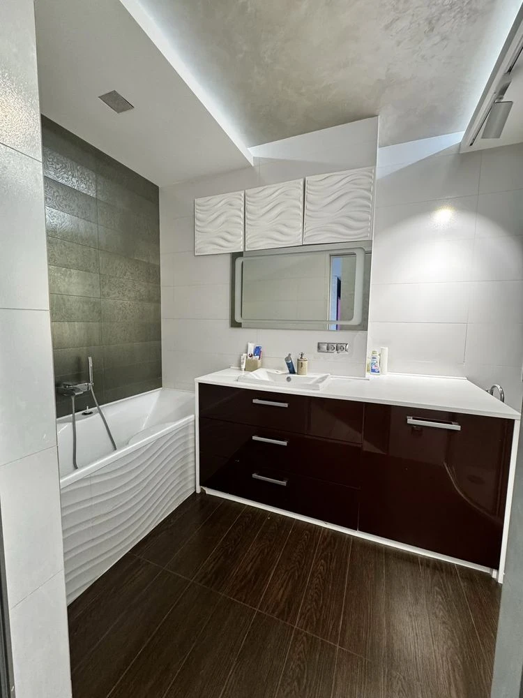Three-bedroom apartment for sale in the Ultra metro Bot. Garden residential complex.