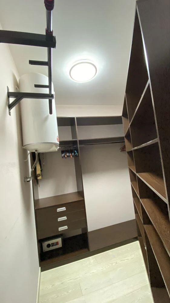Three-bedroom apartment for sale in the Ultra metro Bot. Garden residential complex.
