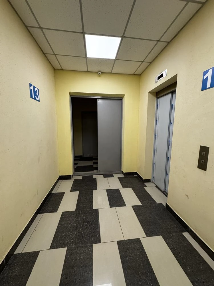 Three-bedroom apartment for sale in the Ultra metro Bot. Garden residential complex.