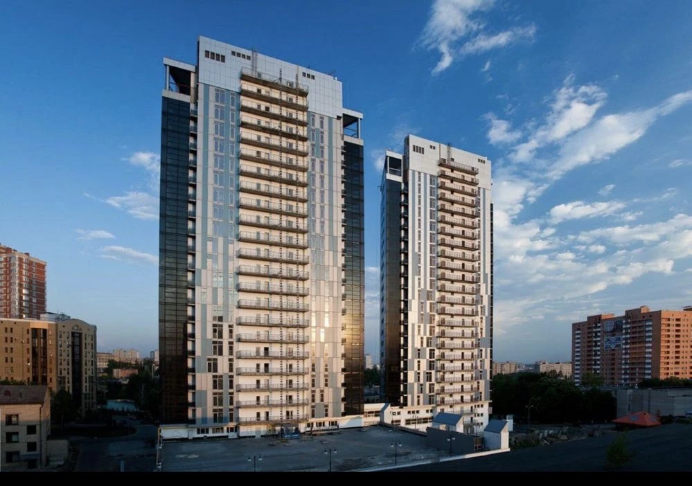 Three-bedroom apartment for sale in the Ultra metro Bot. Garden residential complex.