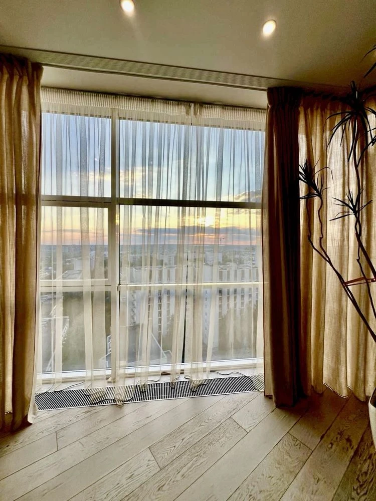 Three-bedroom apartment for sale in the Ultra metro Bot. Garden residential complex.