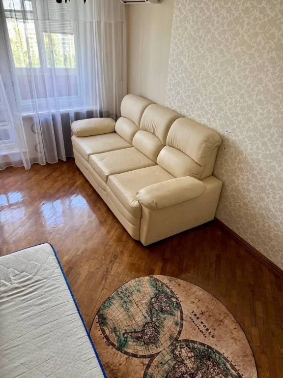Amosova 38, 1 room.