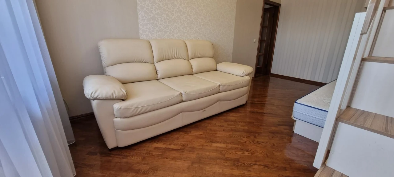 Amosova 38, 1 room.
