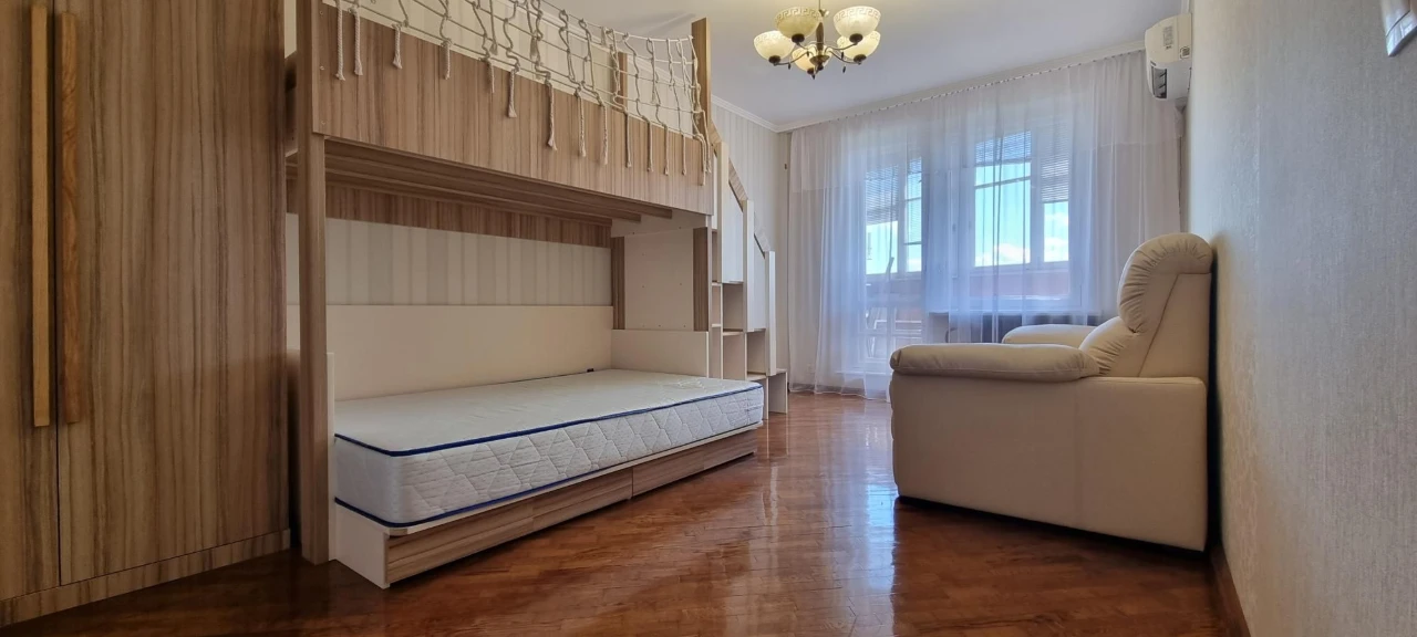 Amosova 38, 1 room.