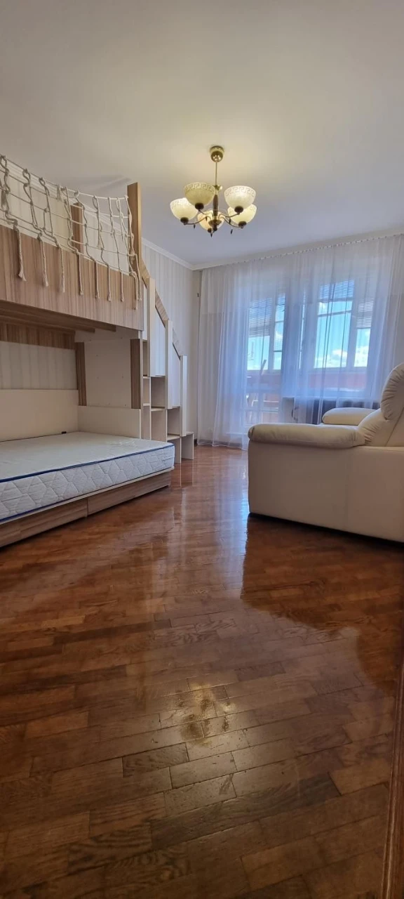Amosova 38, 1 room.