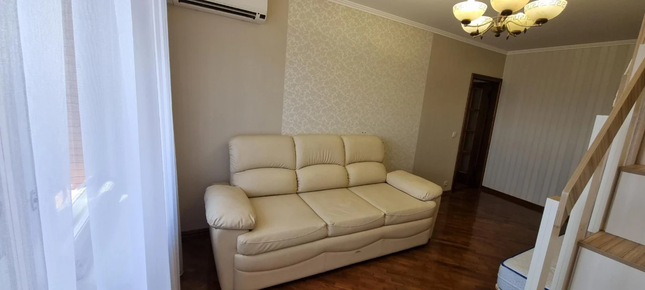 Amosova 38, 1 room.
