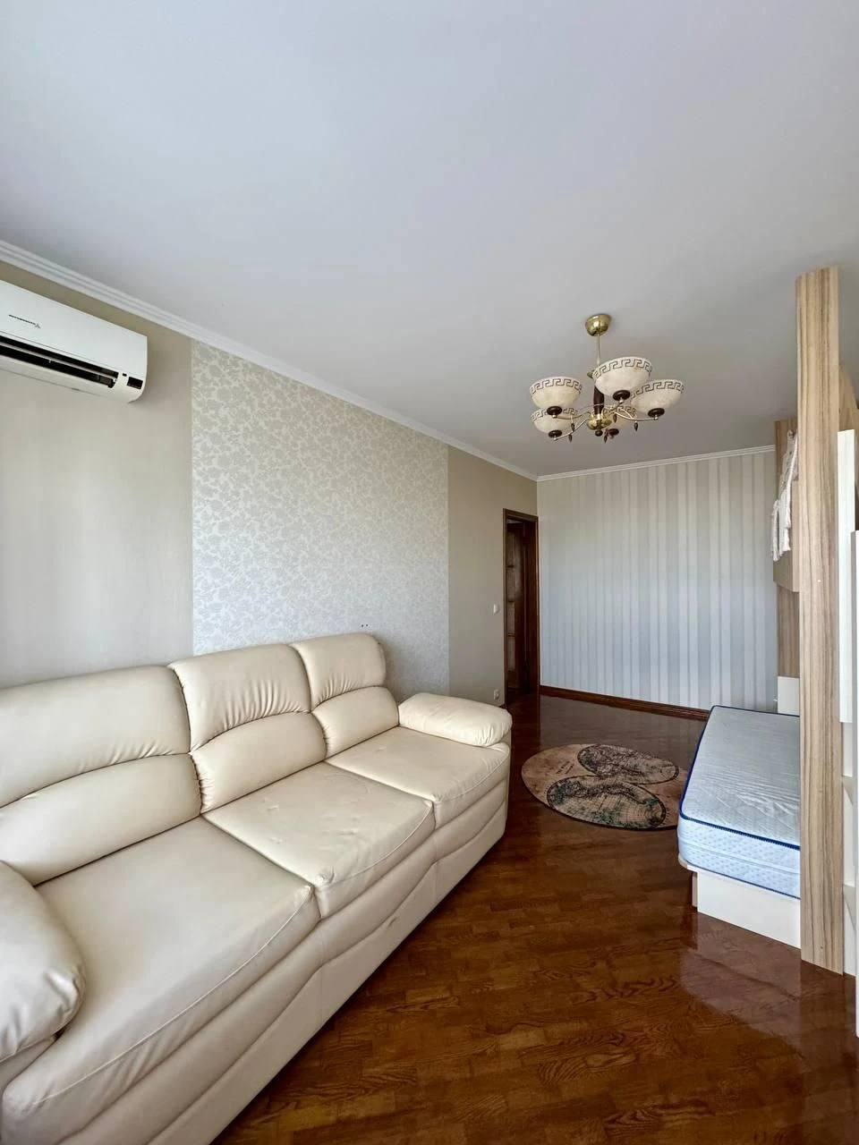 Amosova 38, 1 room.
