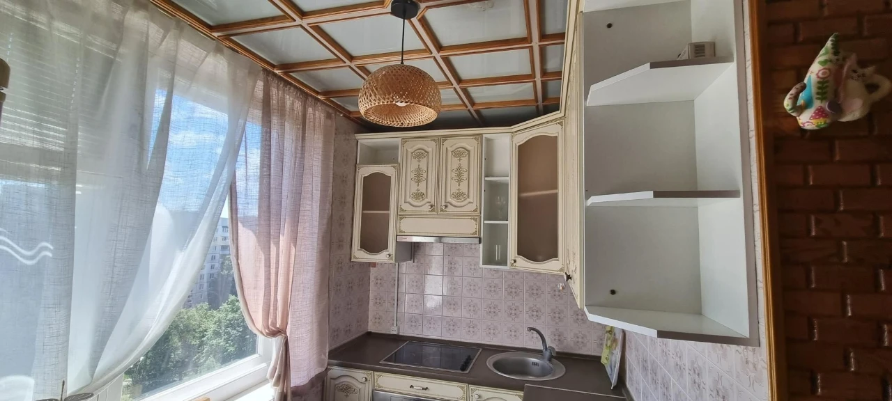 Amosova 38, 1 room.