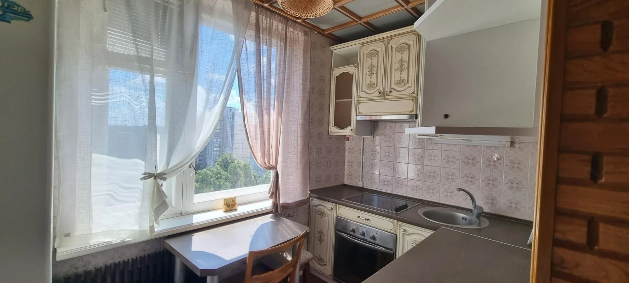 Amosova 38, 1 room.
