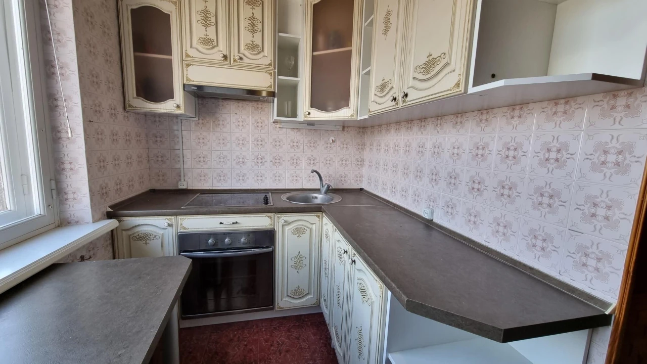 Amosova 38, 1 room.