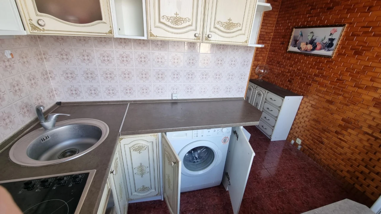 Amosova 38, 1 room.