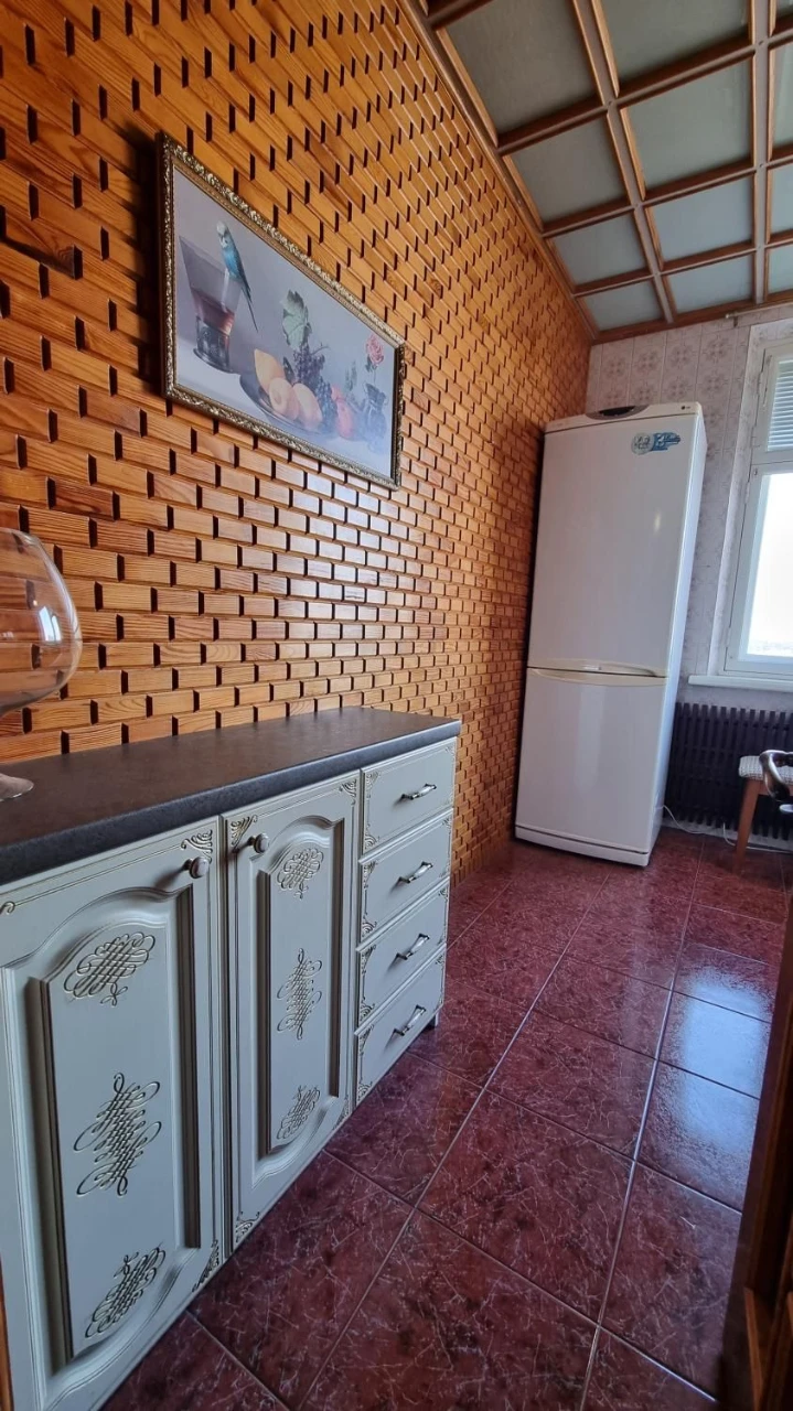 Amosova 38, 1 room.