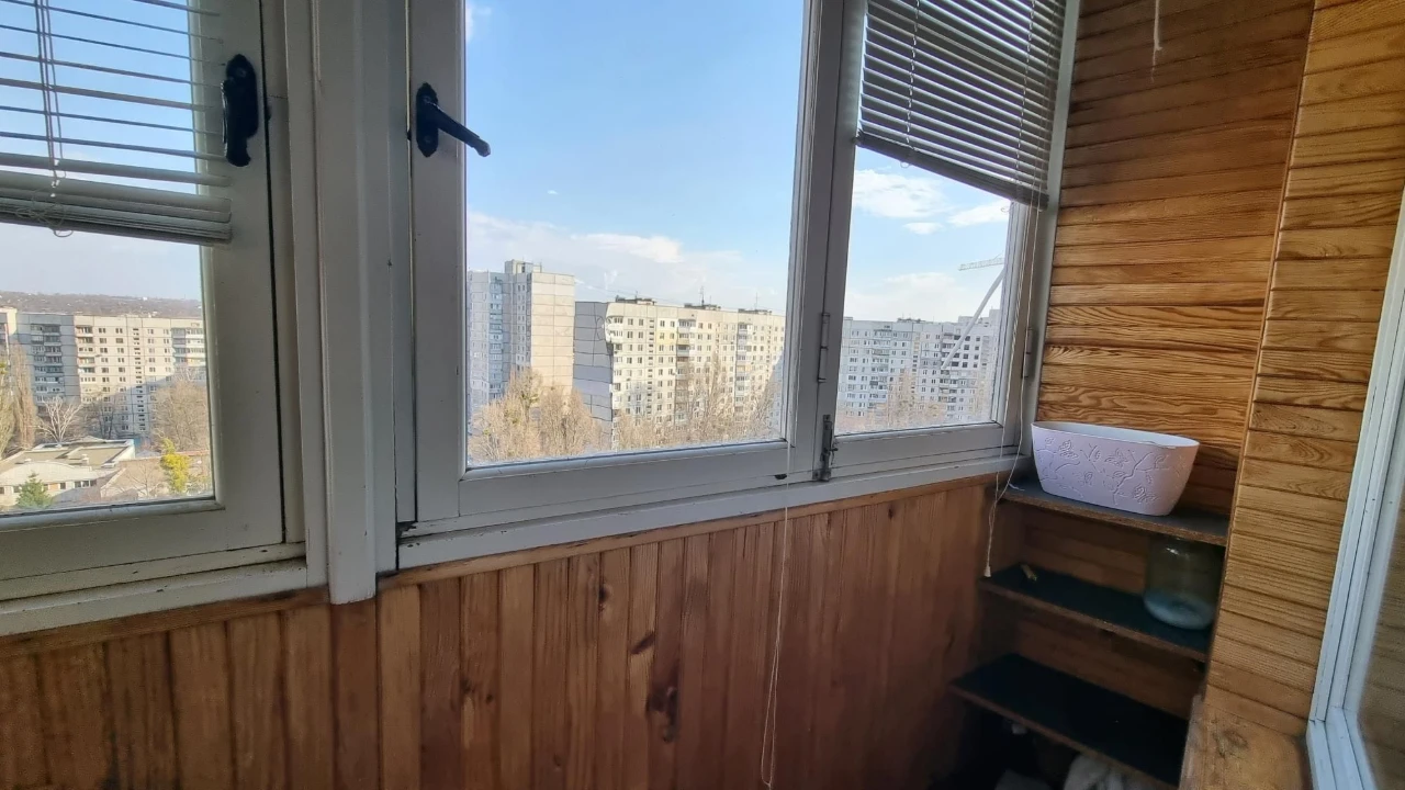 Amosova 38, 1 room.